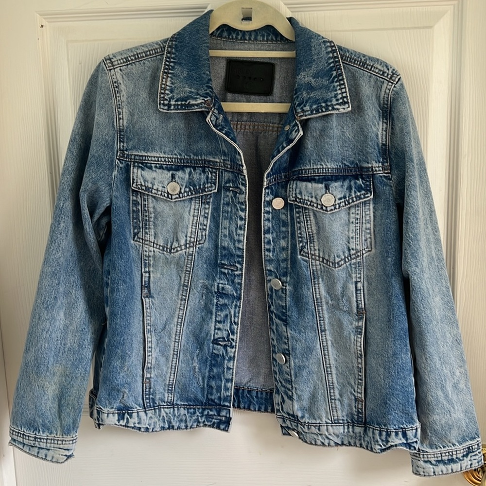 Fantastic Blank NYC distressed jeans jacket with a light ombré effect.
